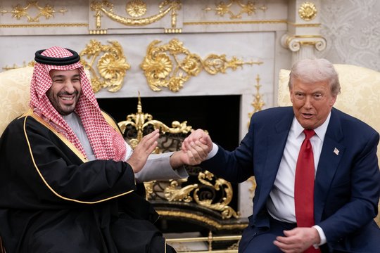D. Trumpas teigia, kad pradės „dirbti“ dėl karo Sudane atsižvelgdamas į Saudo Arabijos princo prašymą