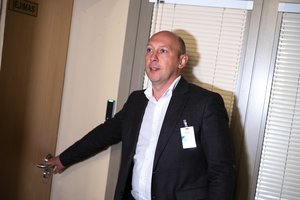 Žiniasklaida: po nesutarimų su D. Šakaliene iš tarnybos pasitraukusiam E. Paulavičiui slapčia skirti NSGK ir kariuomenės apdovanojimai