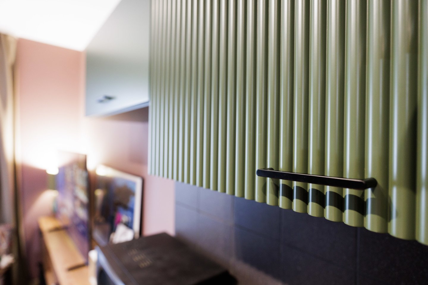 Vilnietė Vainora Blaškevičiūtė savo Instagram paskyroje „Senas_stalas“ dalinasi projektais – nuo senų baldų atnaujinimo iki visos erdvės transformacijos.<br>V. Skaraičio nuotr.