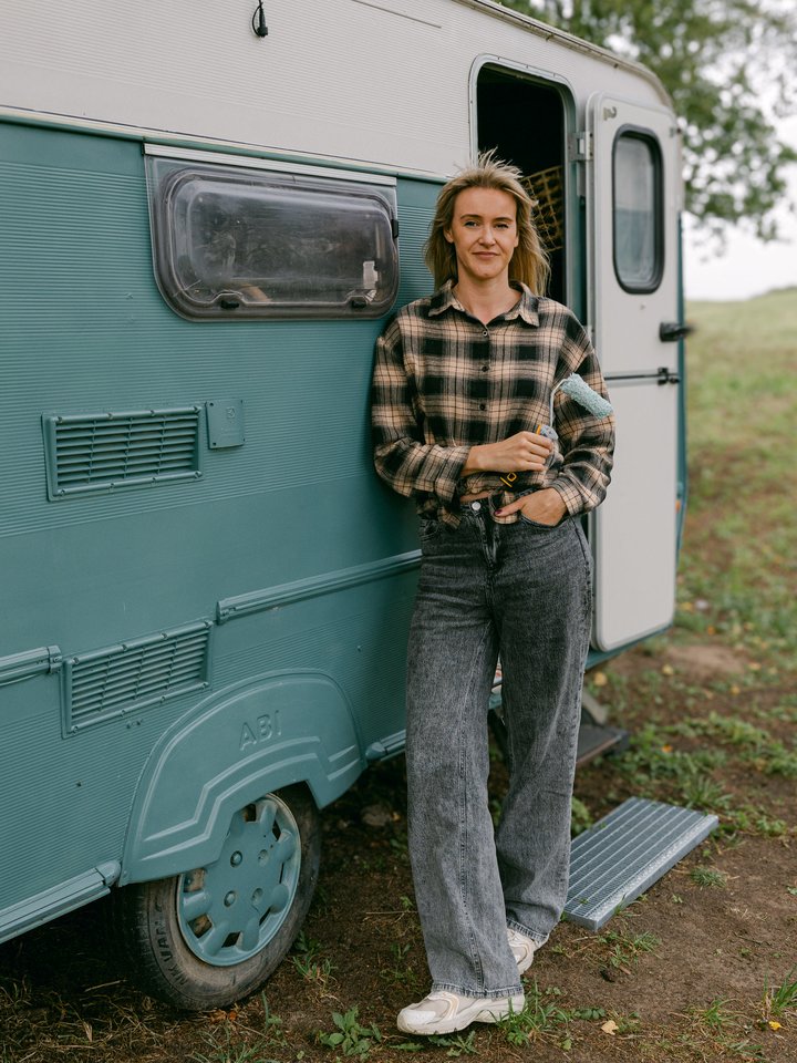 Vilnietė Vainora Blaškevičiūtė savo Instagram paskyroje „Senas_stalas“ dalinasi projektais – nuo senų baldų atnaujinimo iki visos erdvės transformacijos.<br> Asmeninio archyvo nuotr.