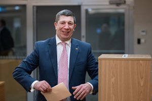 A. Nedzinskas galės iššauti butelį šampano: saviems išsaugojus jo kailį – politiko džiaugsmas