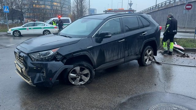 Vilniuje neblaivi vairuotoja išvartė kelio ženklus: vežama į policiją pasiėmė šepetį su šluoste grindims plauti