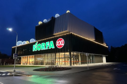 Iš sporto salės tenisininkai laiptais nusileidžia žemyn – apsiperka naujoje Palangos „Norfoje“