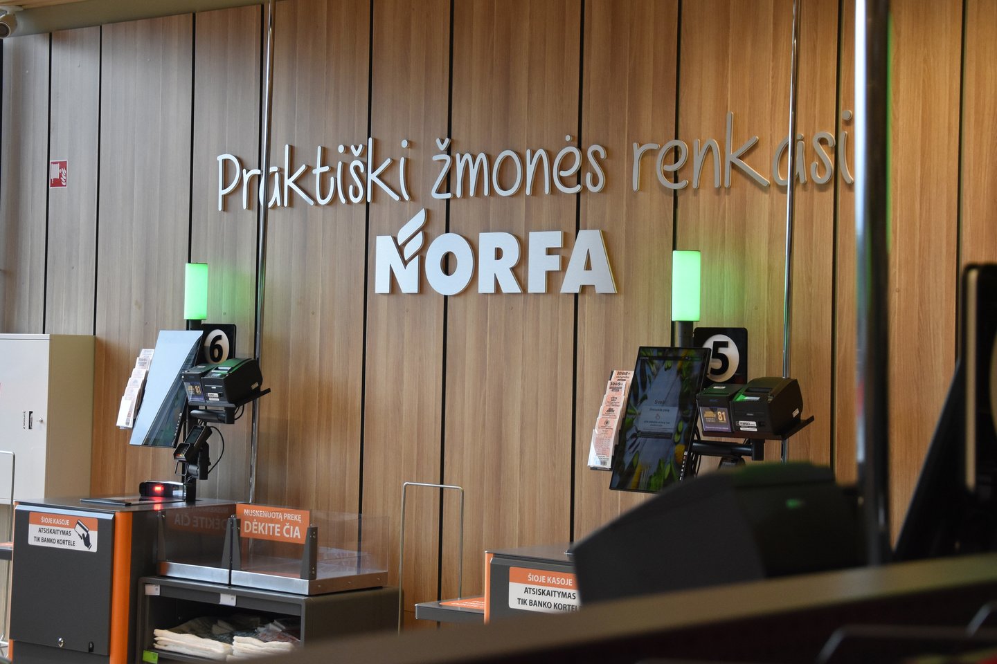 Vienas savitarnos kasų privalumų – jos padeda suvaldyti pirkėjų srautus.<br> A.Srėbalienės nuotr.