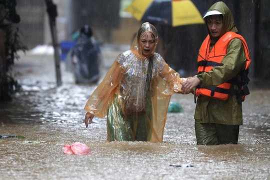 Po vandeniu – ištisi kvartalai: Vietnamą skandina liūtys ir potvyniai, žuvusių mažiausiai 16