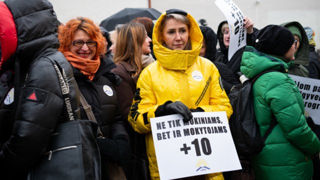 Valdžios pažadus mokytojams vadina manipuliacija: situacija absurdiška