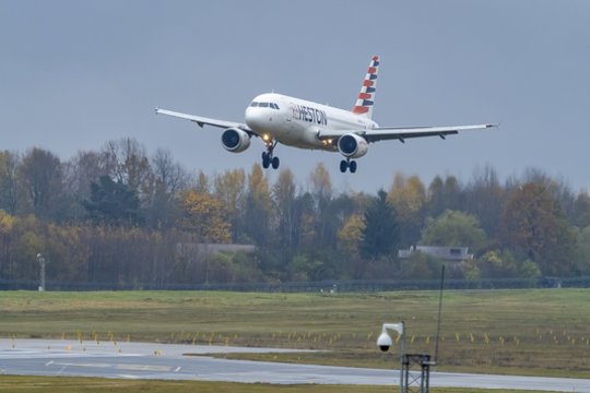 Aiškėja detalės dėl Baltarusijos akibrokšto: balionas buvo pastebėtas prie lėktuvų kilimo ir tūpimo tako trajektorijos
