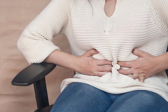 Tulžies pūslės akmenligė dažniau užklumpa moteris: kaip atpažinti ligos simptomus?