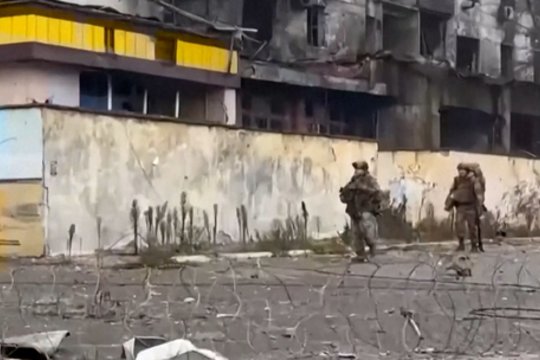 Pokrovsko gatvėse – laisvai vaikštantys rusai: miestą vaizduoja savo kontrolėje