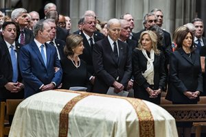 Buvusio viceprezidento D. Cheney laidotuvės – be D. Trumpo