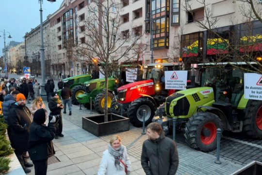 Kultūros bendruomenės protestas baigėsi su trenksmu: pasiklausykite muzikinio traktorių pasirodymo