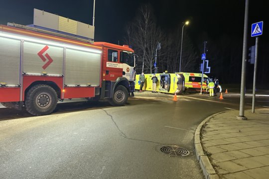 Avarija Vilniuje: po susidūrimo su „Audi“ apvirtoji greitoji