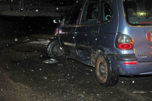 Jaunas kelių erelis iš Panevėžio neišsiteko aikštelėje – manevruodamas rėžėsi į stovintį automobilį