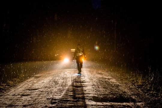 Tamsiame kelyje pėsčiąjį partrenkęs vairuotojas spruko, palikęs auką likimo valiai