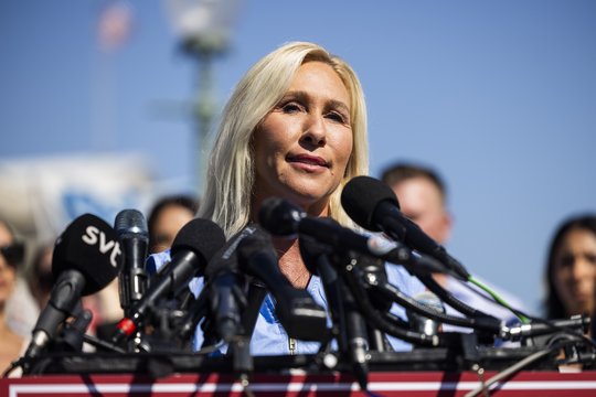 Kraštutinės dešinės JAV kongresmenė M. T. Greene pranešė apie savo atsistatydinimą