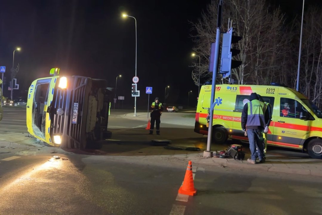 Užfiksuotas po susidūrimo su „Audi“ apvirtęs greitosios automobilis: vežta ligonė mirė