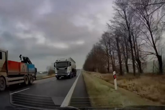 Užfiksavo kraupų vaizdą kelyje: vos spėjo išvengti baisios nelaimės