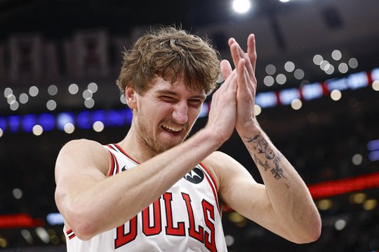 Dramą išgyvenusio „Bulls“ žaidėjas M. Buzelis po mačo pamalonino jauną sirgalių dovana