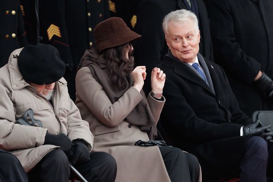 Iškilmingame Kariuomenės dienos minėjime pasirodė valstybės vadovai: įamžintas I. Ruginienės ir G. Nausėdos pokalbis