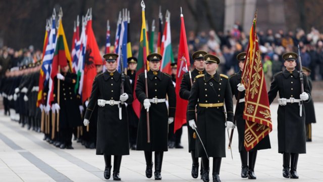 Įspūdinga rikiuotė Katedros aikštėje: kariai, apdovanojimai ir NATO lėktuvai