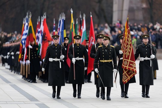 Įspūdinga rikiuotė Katedros aikštėje: kariai, apdovanojimai ir NATO lėktuvai