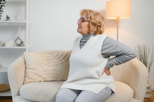 Nugaros skausmas gali būti ankstyvas vėžio simptomas: ligą išduoda kelios detalės