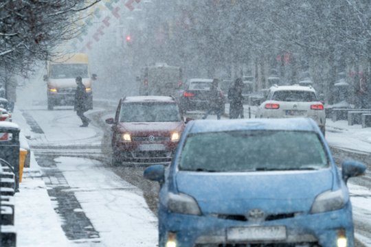 Iš anksto perspėja dėl eismo Vilniuje: pirmadienį numatomi trikdžiai, gali vėluoti viešasis transportas