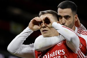 „Arsenal“ dar labiau nutolo nuo besivejančiųjų, „Aston Villa“ įsiveržė į geriausiųjų ketvertą