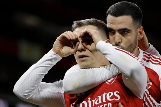 „Arsenal“ dar labiau nutolo nuo besivejančiųjų, „Aston Villa“ įsiveržė į geriausiųjų ketvertą