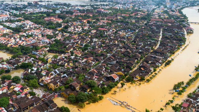Vietname – mirtini potvyniai: aukų skaičius išaugo iki 91, kritulių kiekis siekia kone 2 metrus