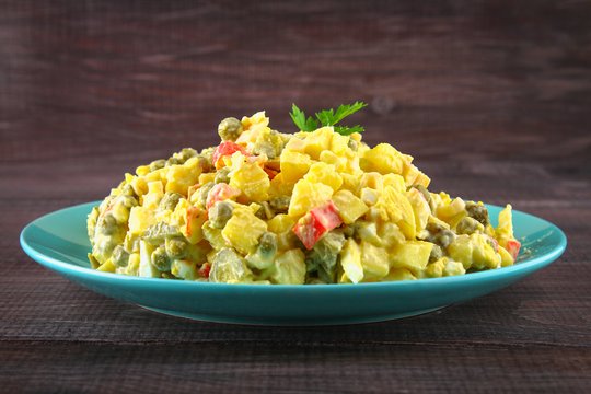 Tradicinė balta mišrainė kitaip: nustebins skoniu per šventes