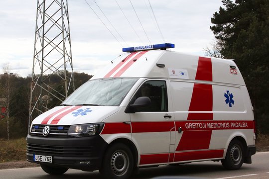 Alytuje ant pėsčiųjų ir dviračių tako sukniubo vyras – medikai buvo bejėgiai