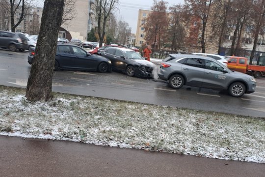 Su pirmomis snaigėmis Kaune pasipylė ir avarijos: kas dedasi keliuose
