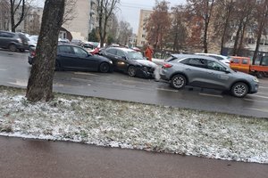 Su pirmomis snaigėmis Kaune pasipylė ir avarijos: kas dedasi keliuose