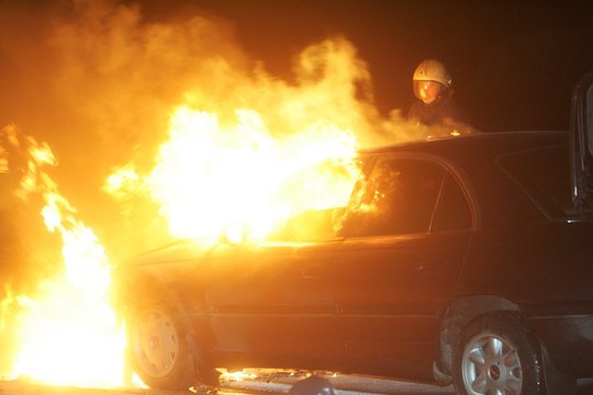 Ką slepia 7 automobilių Raseinių r. padegimas: paaiškėjo, kodėl į policijos aikštelę pristatytas pagrindinis taikinys „Audi Q5”