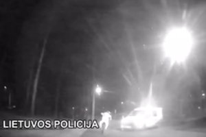 Du nepilnamečiai neregistruotu elektriniu motociklu Vingio parko takeliais spruko nuo policijos – bėglius sustabdė žemės kupstas