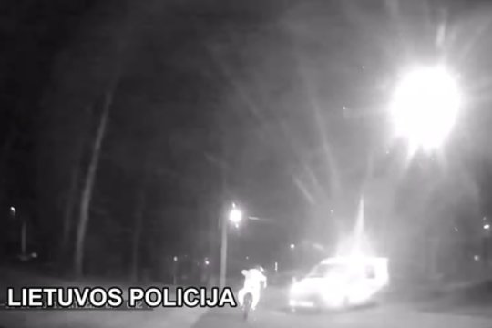 Du nepilnamečiai neregistruotu elektriniu motociklu Vingio parko takeliais spruko nuo policijos – bėglius sustabdė žemės kupstas