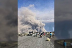 Pirmą kartą per 12 tūkst. metų: išsiveržęs ugnikalnis į dangų išspjovė 14 km dūmų stulpą