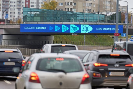 „2go“ lauko ekranų tinklą papildė naujas ekranas ant viaduko
