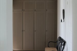 Naujas gyvenimas senoms spintoms: šilto atspalvio transformacija namuose