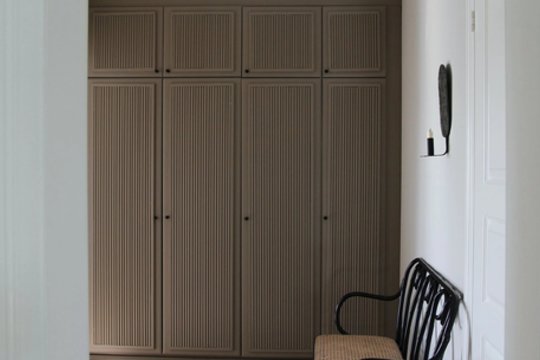 Naujas gyvenimas senoms spintoms: šilto atspalvio transformacija namuose