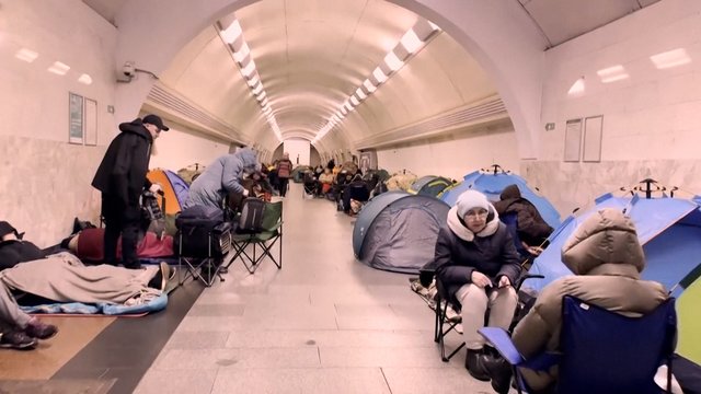 Negailestingi rusų smūgiai Kyjive pražudė 6 žmones: gyventojai slėpėsi metro, padaryta didelė žala