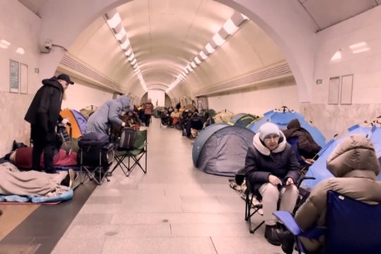 Negailestingi rusų smūgiai Kyjive pražudė 6 žmones: gyventojai slėpėsi metro, padaryta didelė žala