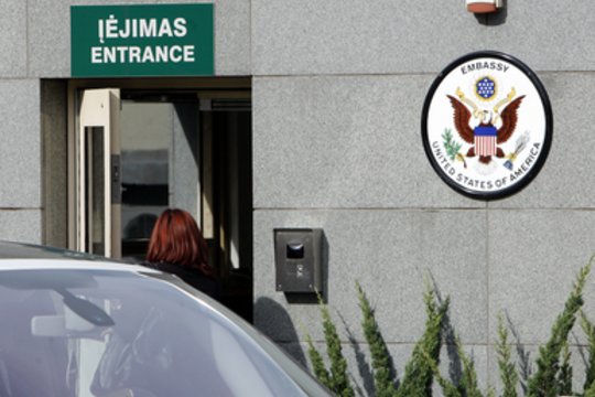 Ant JAV ambasados herbo Z raidę nupiešęs vilnietis užsidirbo teistumą, bet kalėjimo išvengė