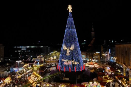 Šventinė magija užbūrė Vokietijos miestą Dortmundą: giriasi aukščiausia pasaulyje Kalėdų eglute