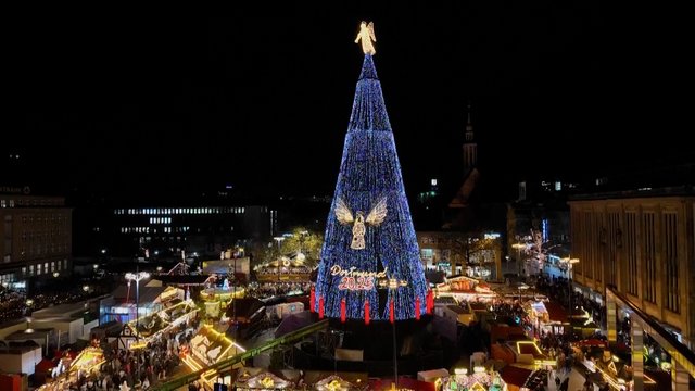 Šventinė magija užbūrė Vokietijos miestą Dortmundą: giriasi aukščiausia pasaulyje Kalėdų eglute