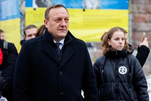 Pas protestuojančius pareigūnus atėjęs ministras ant scenos uždainavo, skambėjo šūksniai „Gėda!“