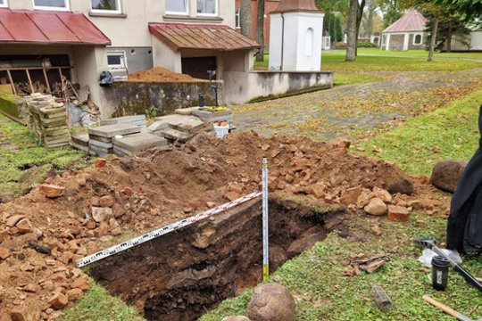 Bažnyčios šventoriuje – mįslinga kaulynė
