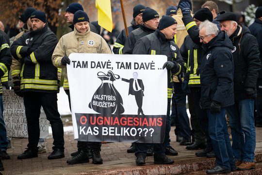 12 metų tarnyboje, o uždarbis siekia 900 eurų į rankas: pareigūnai įspėja – rinksis tiek, kiek reikės
