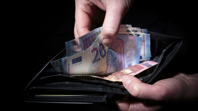 Sužinokite, kaip kito lietuvių atlyginimai: pasidžiaugti gali kelių profesijų atstovai